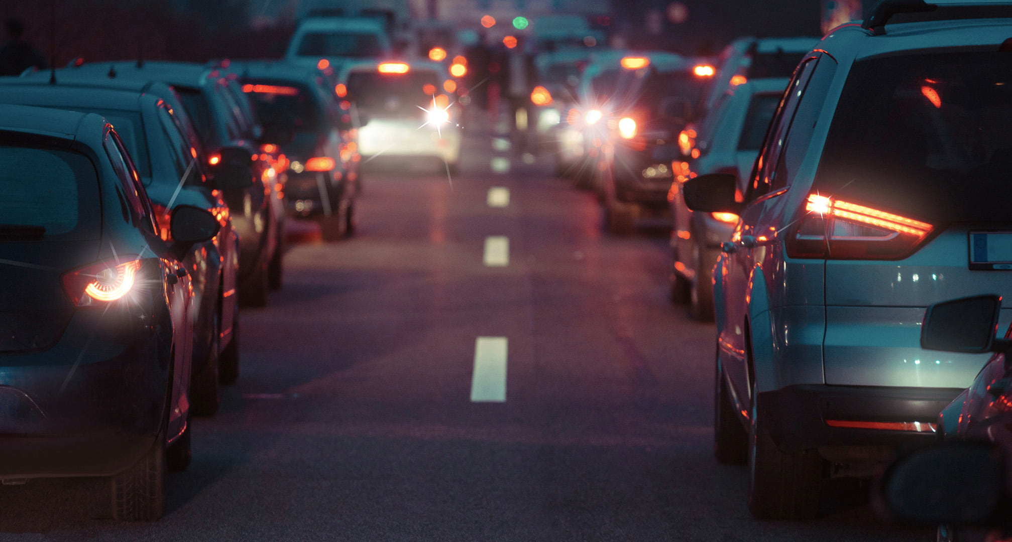 Sternförmiges Muster in der Mitte der Rücklichter eines Autos bei Nacht, verursacht durch Astigmatismus (links). Klare Auto-Rücklichter bei Nacht, gesehen von einem gesunden Auge (rechts)