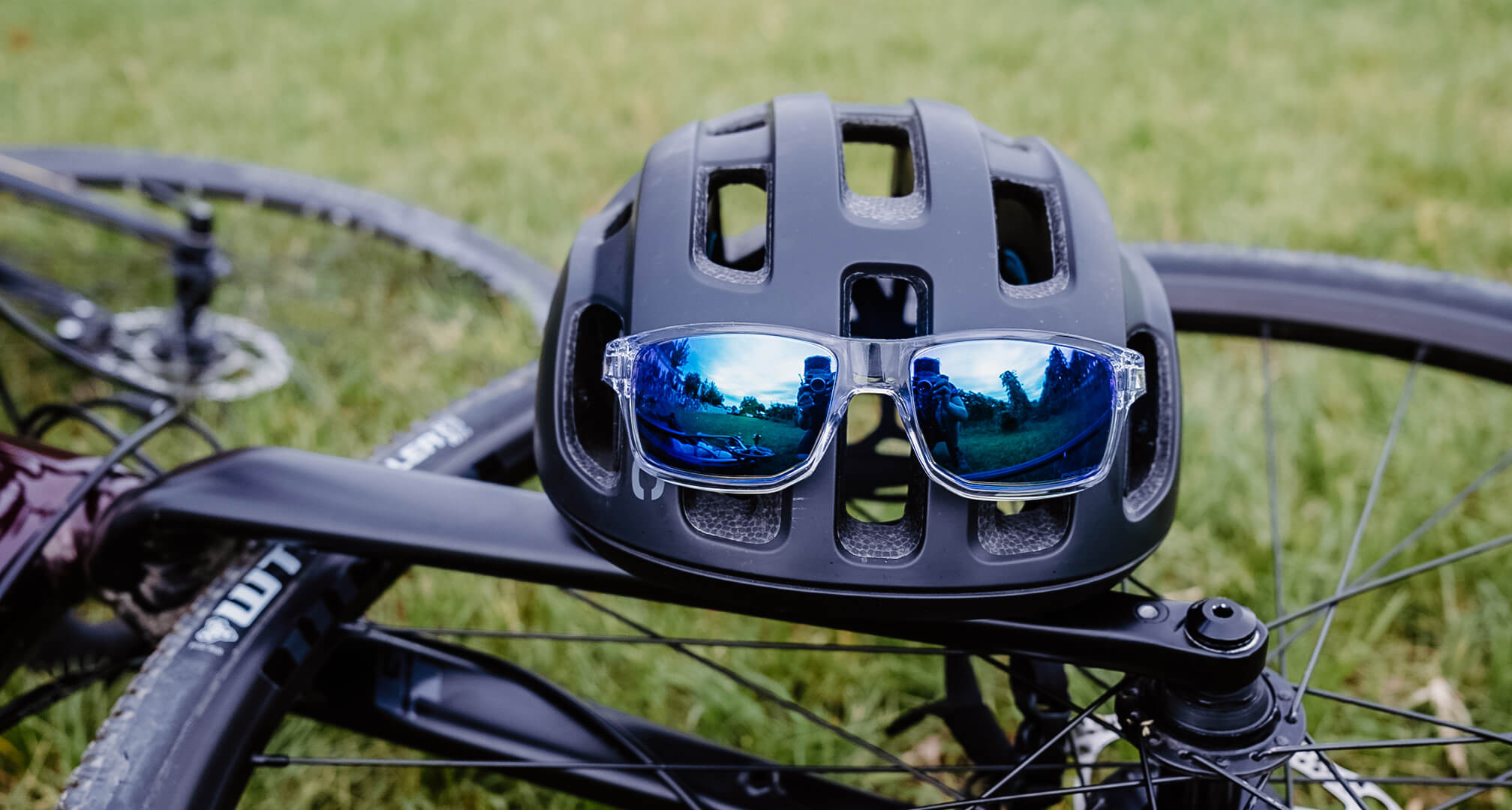 blaue verspiegelte sonnenbrille auf fahrradhelm mit fahrrad